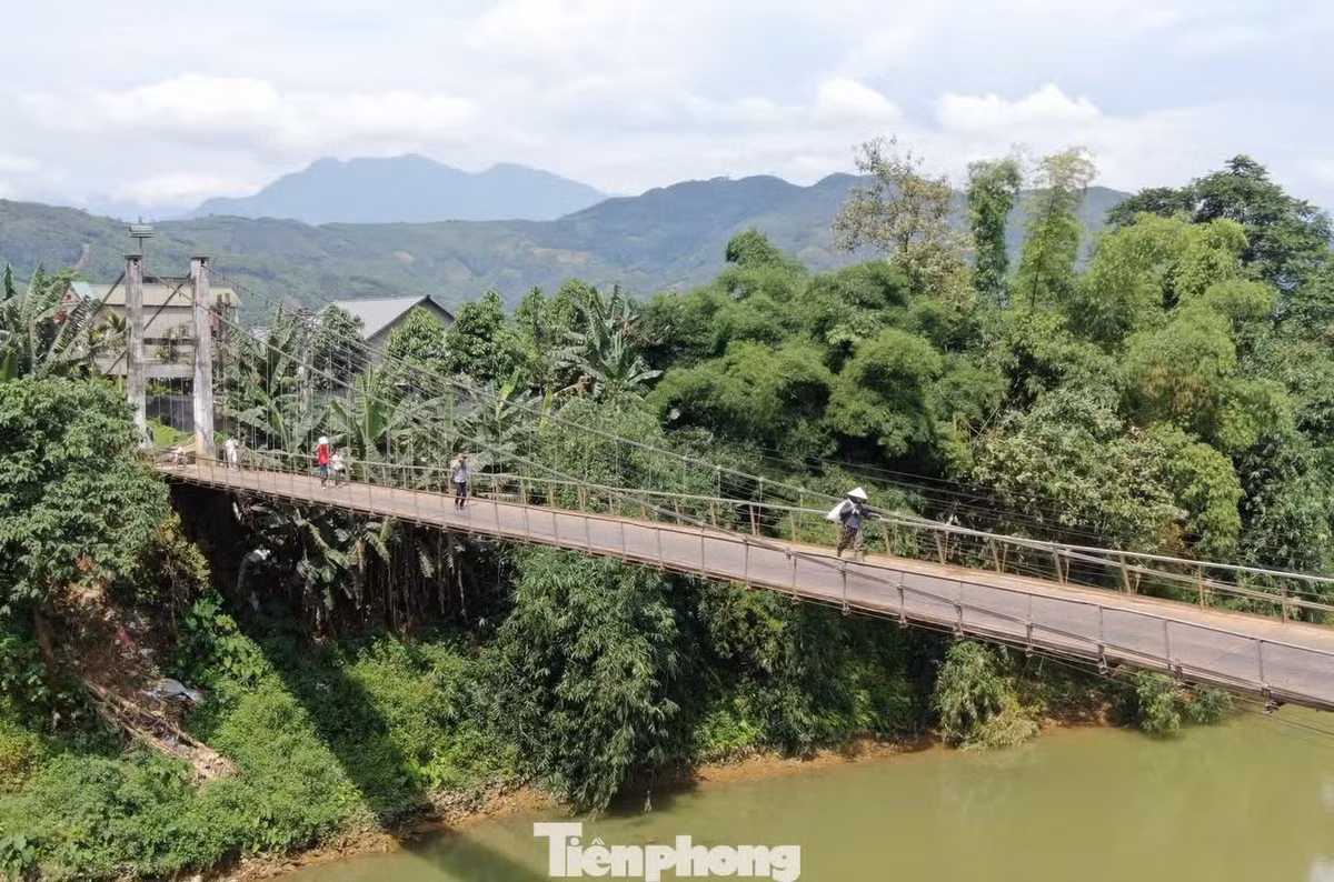 Hàng ngày, hàng trăm lượt người vẫn đi qua cây cầu này.