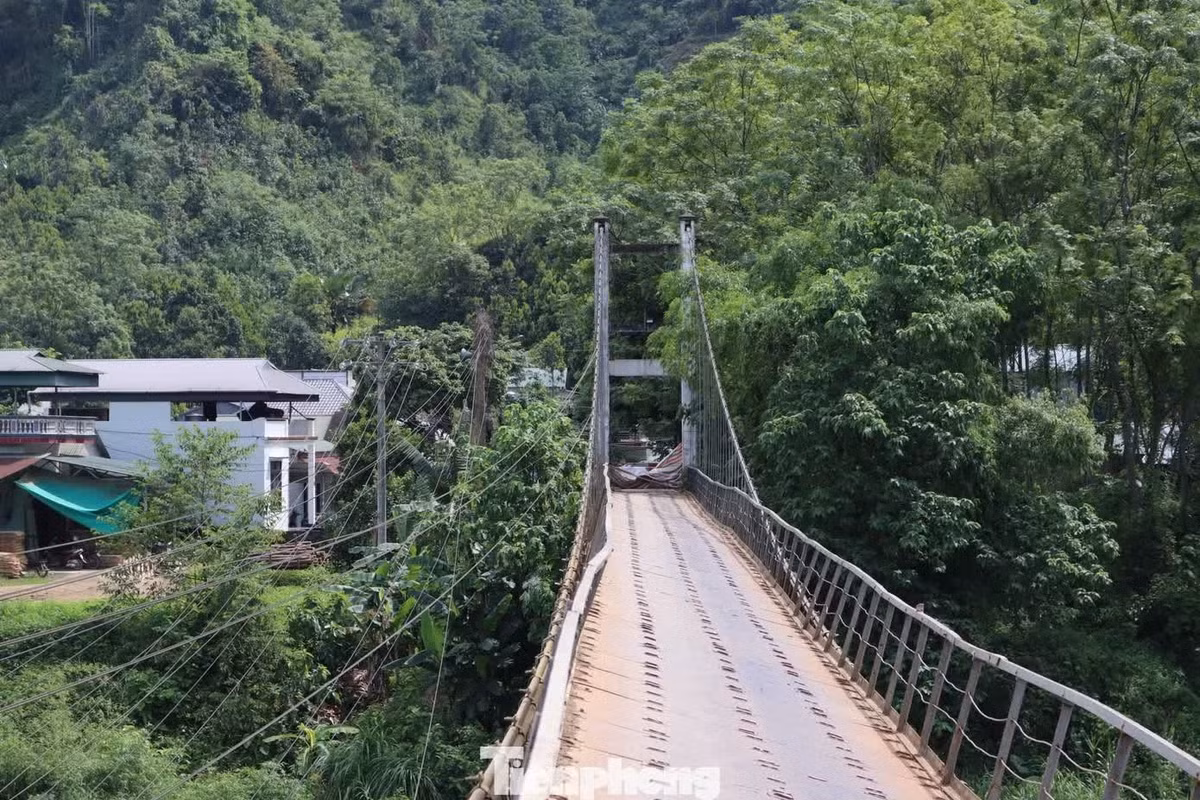 Hiện cầu đã hư hỏng, xuống cấp không đảm bảo an toàn cho người dân đi lại qua cầu.