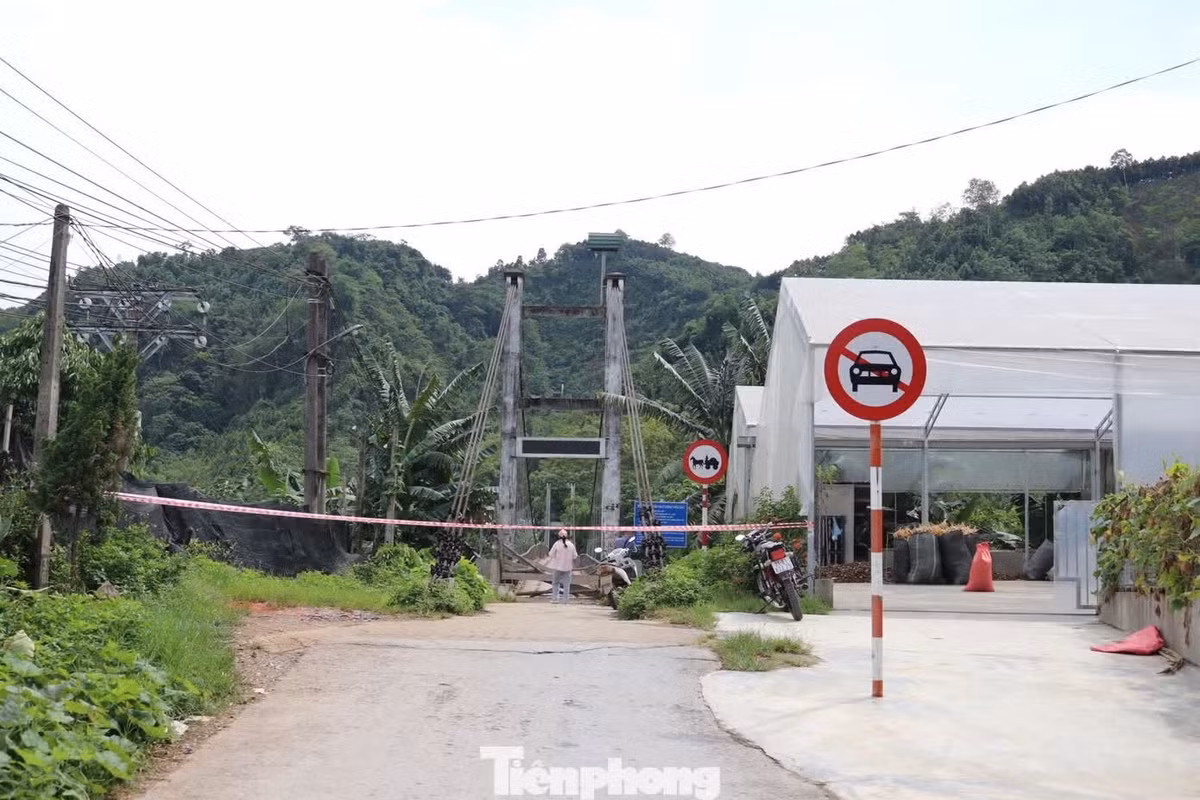 Lực lượng chức năng lập rào chắn, căng dây để người dân không đi lại qua cầu.