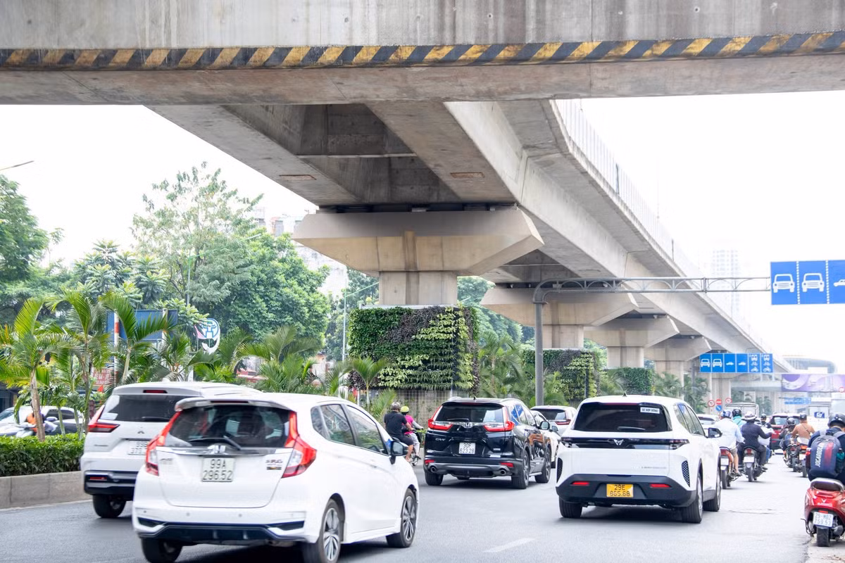 Theo phương án của thành phố, khu vực này còn được nghiên cứu bố trí khoảng 200 m² giàn leo, chia thành từng module phù hợp với nhịp kiến trúc. Cây xanh được kiểm soát chiều dài phát triển khoảng 2-3 m trong giai đoạn đầu. Hệ thống tưới được tính toán nhằm hạn chế nước chảy xuống tường, mặt đường, đồng thời không ảnh hưởng đến tĩnh không và các biển báo giao thông.