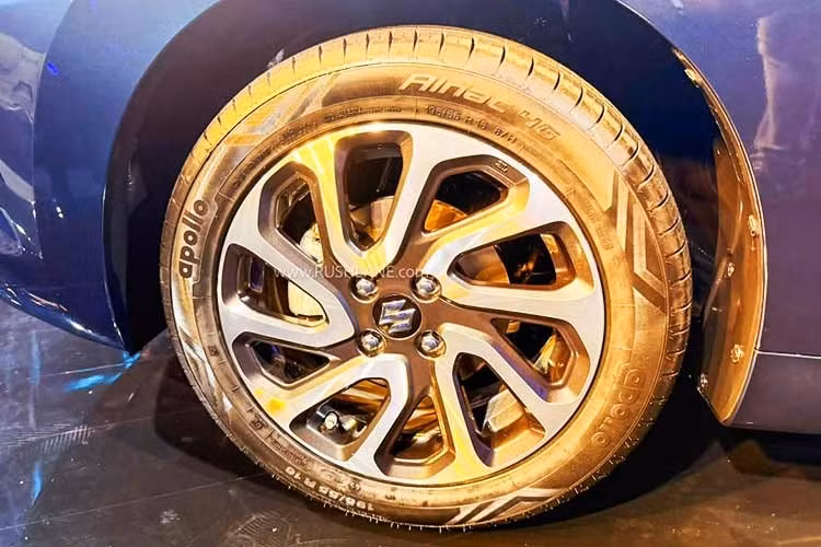 Vì đây chỉ là bản nâng cấp nhẹ, nên Suzuki Baleno 2027 mới không có nhiều thay đổi lớn ở nội thất. Thiết kế tổng thể của bảng điều khiển vẫn được giữ nguyên. Tuy nhiên, bản nâng cấp Baleno mang đến một vài cập nhật nội thất để cạnh tranh với các đối thủ ở phân khúc cao cấp.