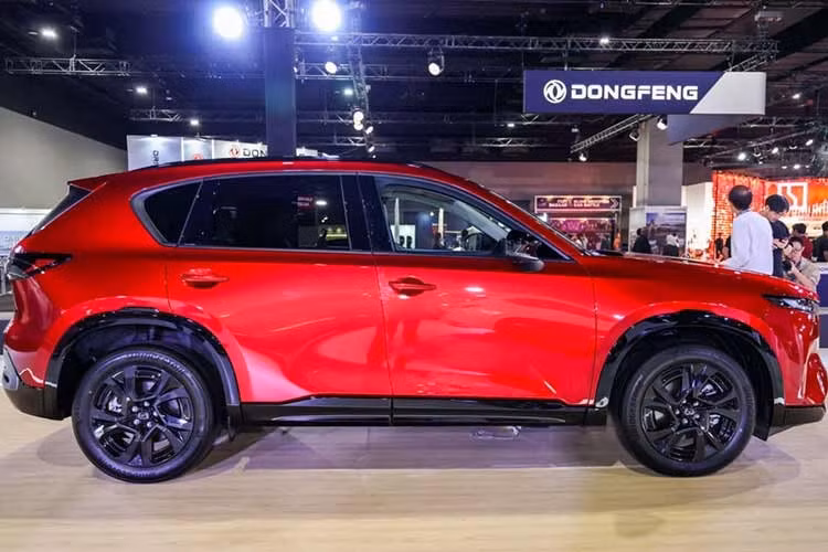 Một trong những thay đổi đáng chú ý của CX-5 2026 mới nằm ở kích thước. Mazda kéo dài chiều dài cơ sở nhằm cải thiện không gian nội thất và độ ổn định khi vận hành. Xe có kích thước 4.690 x 1.860 x 1.695 mm, tương ứng dài hơn 115 mm, rộng hơn 15 mm và cao hơn 15 mm so với thế hệ trước.