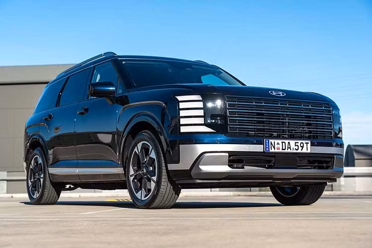 Tại Hàn Quốc , Hyundai Palisade phiên bản nâng cấp có giá khởi điểm từ 44,78 triệu won (843 triệu đồng) cho bản Exclusive 9 chỗ ngồi cơ bản với động cơ xăng. Bản XRT có giá từ 52,11 triệu won (981 triệu đồng) và bản Black Ink có giá 57,67 triệu won (1,086 tỷ đồng).