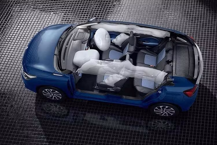 Thay đổi lớn nhất về mặt kỹ thuật nằm ở khối động cơ. Suzuki Baleno facelift chuyển sang sử dụng động cơ xăng Z Series 1.2L 3 xi-lanh, thay cho động cơ K Series 1.2L 4 xi-lanh trước đây. Động cơ mới cho công suất tối đa gần 83 mã lực, mô-men xoắn cực đại 112,4 Nm.