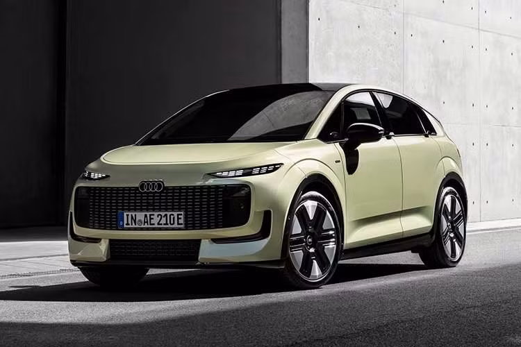 Với chiều dài cơ sở 2.770 mm tương đương Q4 e-tron, Audi A2 e-tron sở hữu khoảng duỗi chân hứa hẹn rộng rãi. Tuy nhiên, trong khi Q4 e-tron có khoang hành lý 520 lít, A2 e-tron chỉ đạt 396 lít. Tại thị trường Anh, Audi A2 e-tron có giá khởi điểm 32.000 Bảng (khoảng 1,127 tỷ đồng).