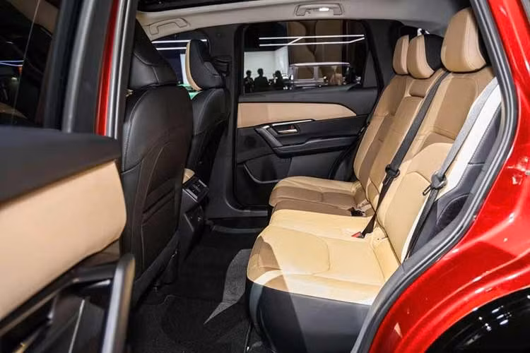Các trang bị khác của Mazda CX-5 2026 thế hệ mới gồm bảng đồng hồ kỹ thuật số 10,25 inch, sạc điện thoại không dây Qi, hệ thống âm thanh Bose 12 loa và cửa sổ trời toàn cảnh tùy chọn.