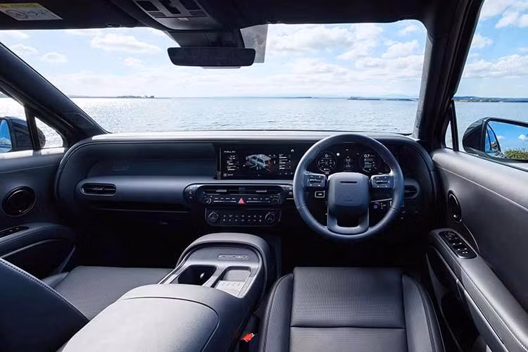 Trong khi đó, Palisade XRT Pro vẫn sử dụng khung gầm liền khối (monocoque) cùng hệ dẫn động 4 bánh toàn thời gian theo nhu cầu. Tuy nhiên, Hyundai đã thực hiện một loạt nâng cấp nhằm cải thiện khả năng vận hành trên địa hình.
