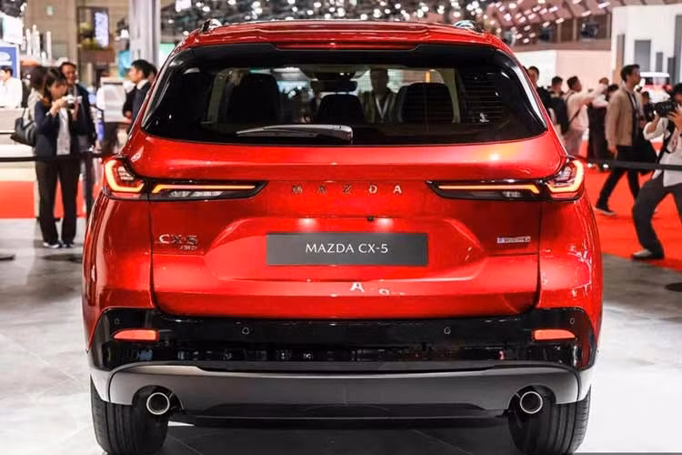 Trong khi đó, một số thị trường như Indonesia sử dụng cấu hình không có mild-hybrid nhưng cho công suất cao hơn, đạt 188 PS và 257 Nm. Cả hai phiên bản đều kết hợp hộp số tự động 6 cấp Skyactiv-Drive, đi cùng hệ dẫn động cầu trước hoặc 4 bánh tùy cấu hình.