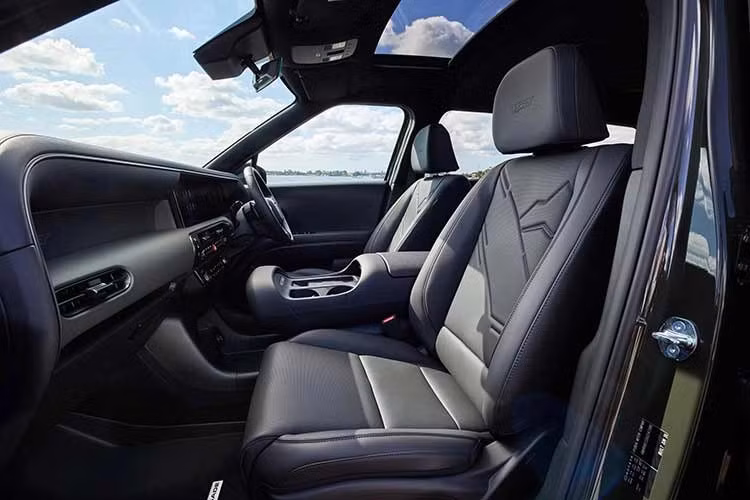 Ngoài khả năng off-road, Hyundai Palisade XRT Pro còn được nâng khả năng kéo rơ-moóc có phanh lên 2.200 kg, cao hơn mức 2.000 kg của Palisade tiêu chuẩn.
