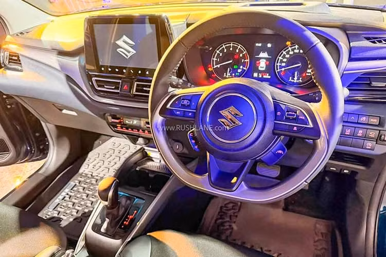 Bên trong nội thất xe được bổ sung một số trang bị mới để cạnh tranh tốt hơn ở phân khúc như hệ thống âm thanh Clarion cao cấp, màn hình giải trí SmartPlay Pro+, đế sạc không dây chuẩn Qi có làm mát chủ động, ghế bọc da giả, ghế trước có chức năng làm mát,...