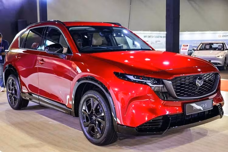 Mazda CX-5 thế hệ mới sẽ xuất hiện tại thị trường Malaysia hơn một năm sau khi được giới thiệu toàn cầu. Theo kế hoạch, xe có giá dự kiến khoảng 170.000 RM (tương đương 1,1 tỷ đồng) và được bán song song với CX-5 thế hệ thứ hai trong thời gian đầu.
