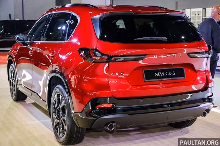 Chiều dài cơ sở của Mazda CX-5 2026 mới tăng lên 2.815 mm. Hàng ghế thứ hai có thể gập theo tỷ lệ 40:20:40. Khoang hành lý cũng tăng thêm 61 lít, qua đó nâng cao tính đa dụng của mẫu SUV.