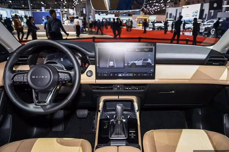 Nội thất CX-5 mới được thiết kế lại với điểm nhấn là màn hình trung tâm kích thước 12,9 hoặc 15,6 inch. Đáng chú ý, Mazda đã loại bỏ phần lớn nút bấm và công tắc vật lý, bao gồm cả cụm điều khiển điều hòa.