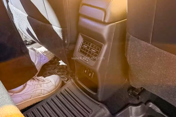 Ngoài ADAS, xe còn có 6 túi khí tiêu chuẩn, hệ thống chống bó cứng phanh ABS, phân phối lực phanh điện tử, kiểm soát lực kéo, cân bằng điện tử kết hợp hỗ trợ khởi hành ngang dốc, khung gầm gia cố và cảm biến áp suất lốp.
