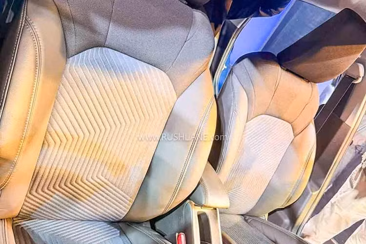 Suzuki Baleno facelift 2027 cũng trở thành mẫu hatchback đầu tiên tại Ấn Độ được trang bị hệ thống hỗ trợ lái chủ động ADAS. Sử dụng camera kết hợp radar sóng milimet, hệ thống ADAS trên Baleno facelift gồm 8 tính năng, bao gồm kiểm soát hành trình thích ứng, phanh khẩn cấp tự động nâng cao, hỗ trợ giữ làn đường và hỗ trợ chuyển đổi đèn pha tự động.