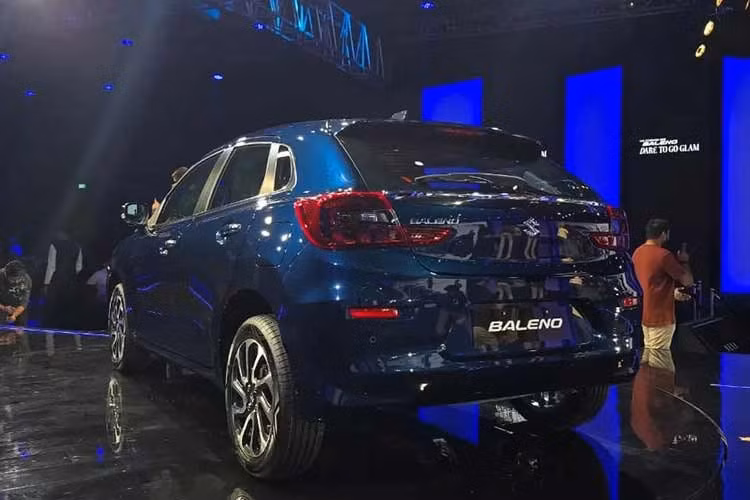 Những thay đổi đáng chú ý trên mẫu xe hatchback Suzuki Baleno 2027 bao gồm lưới tản nhiệt kích thước lớn hơn, cản trước tạo hình mới, cụm đèn pha LED và đèn sương mù LED được tinh chỉnh, mâm hợp kim 16 inch mới và các chi tiết mạ chrome.
