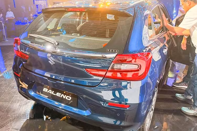 Hộp số trên xe vẫn giữ hai lựa chọn số sàn 5 cấp hoặc số tự động ly hợp đơn AGS 5 cấp. Mức tiêu thụ nhiên liệu của Suzuki Baleno Facelift cũng là điểm đáng chú ý. Phiên bản số sàn tiêu thụ khoảng 4,20 lít/100km, trong khi bản số tự động còn tiết kiệm hơn với mức chỉ 4,04 lít/100km.