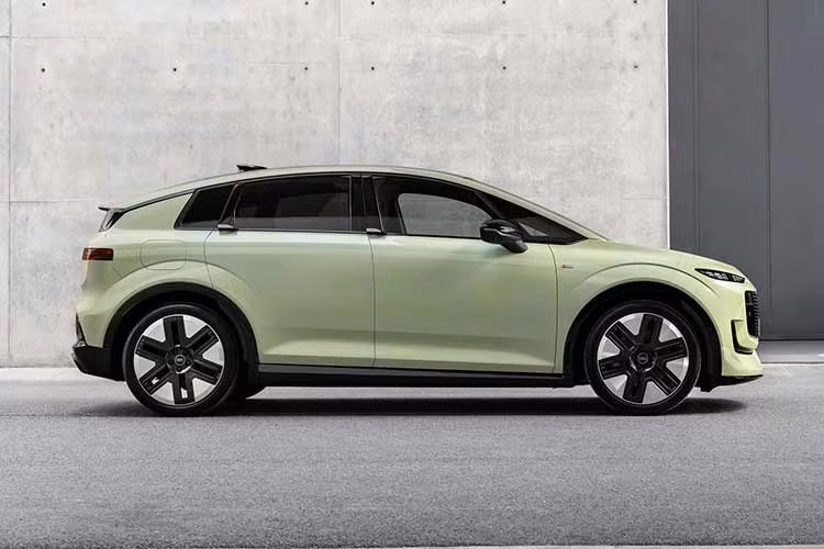 Chưa dừng ở đó, Audi còn tuyên bố A2 e-tron là mẫu xe thương mại tiết kiệm nhất trong lịch sử của thương hiệu. Ở điều kiện lý tưởng, mẫu xe điện cỡ nhỏ này chỉ tiêu thụ 12,8 kWh cho quãng đường 100 km. Trong khi đó, phiên bản có khả năng di chuyển xa nhất trong dòng Audi A2 e-tron đạt phạm vi hoạt động lên tới 645 km theo chu trình WLTP tại châu Âu.
