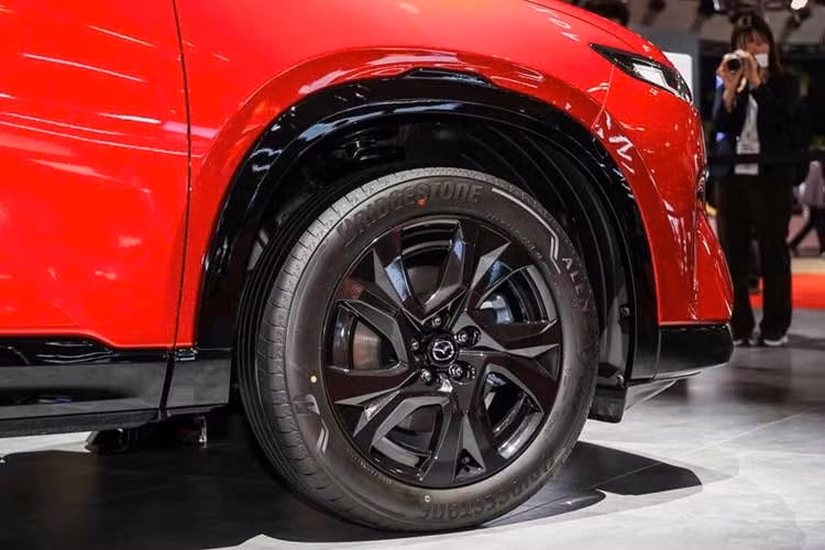 Ngoại thất của mẫu xe SUV này vẫn duy trì ngôn ngữ thiết kế Kodo quen thuộc nhưng được tinh chỉnh. Một số điểm mới gồm viền đen quanh lưới tản nhiệt và cụm đèn hậu mang phong cách tương tự CX-60.