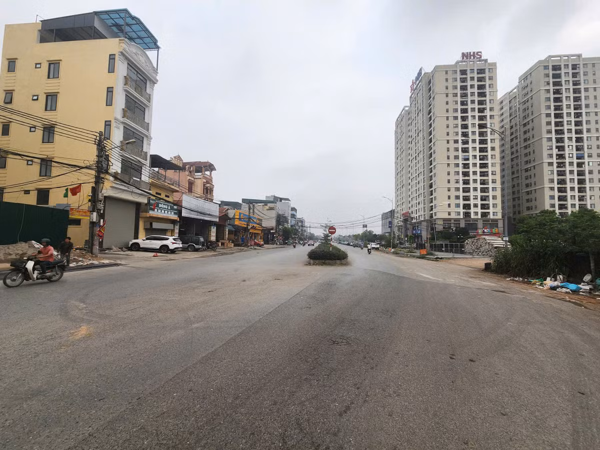 Tháng 12/2023, UBND TP Hà Nội ban hành Quyết định số 6444/QĐ-UBND điều chỉnh dự án và kéo dài tiến độ thực hiện đến năm 2026, nhằm tháo gỡ các vướng mắc liên quan đến cơ chế bồi thường và quy định của Luật Đất đai 2024.