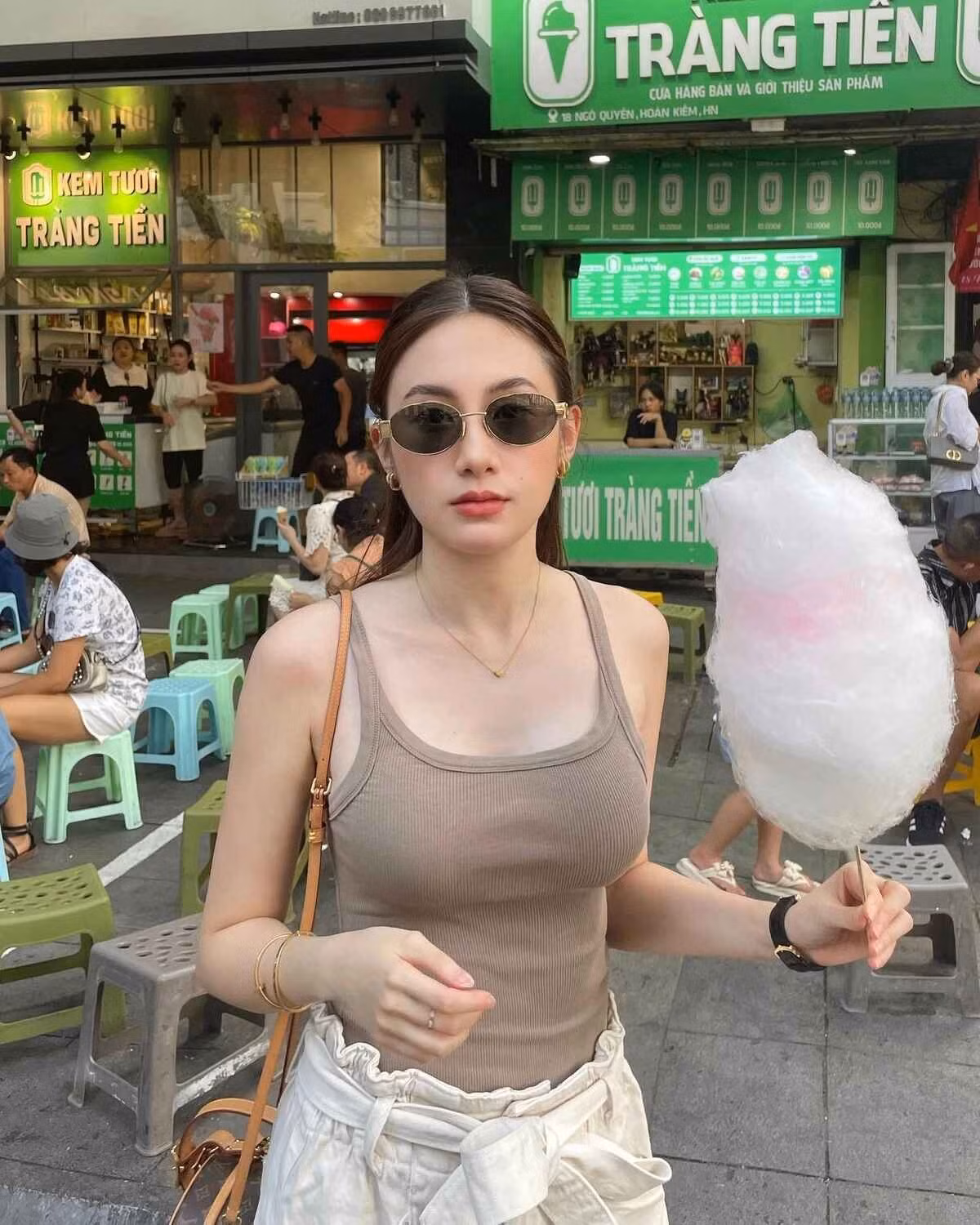 Tuy nhiên, cô cũng tranh thủ làm việc, trở thành người mẫu quảng bá cho chính thương hiệu của mình trong mỗi chuyến đi.