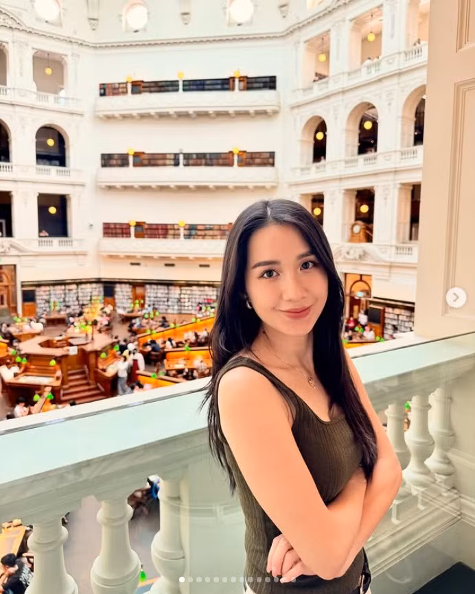 Trên trang Instagram có hơn 50.000 follow, Ketmany chủ yếu cập nhật hình ảnh gia đình hạnh phúc, du lịch nhiều nơi.