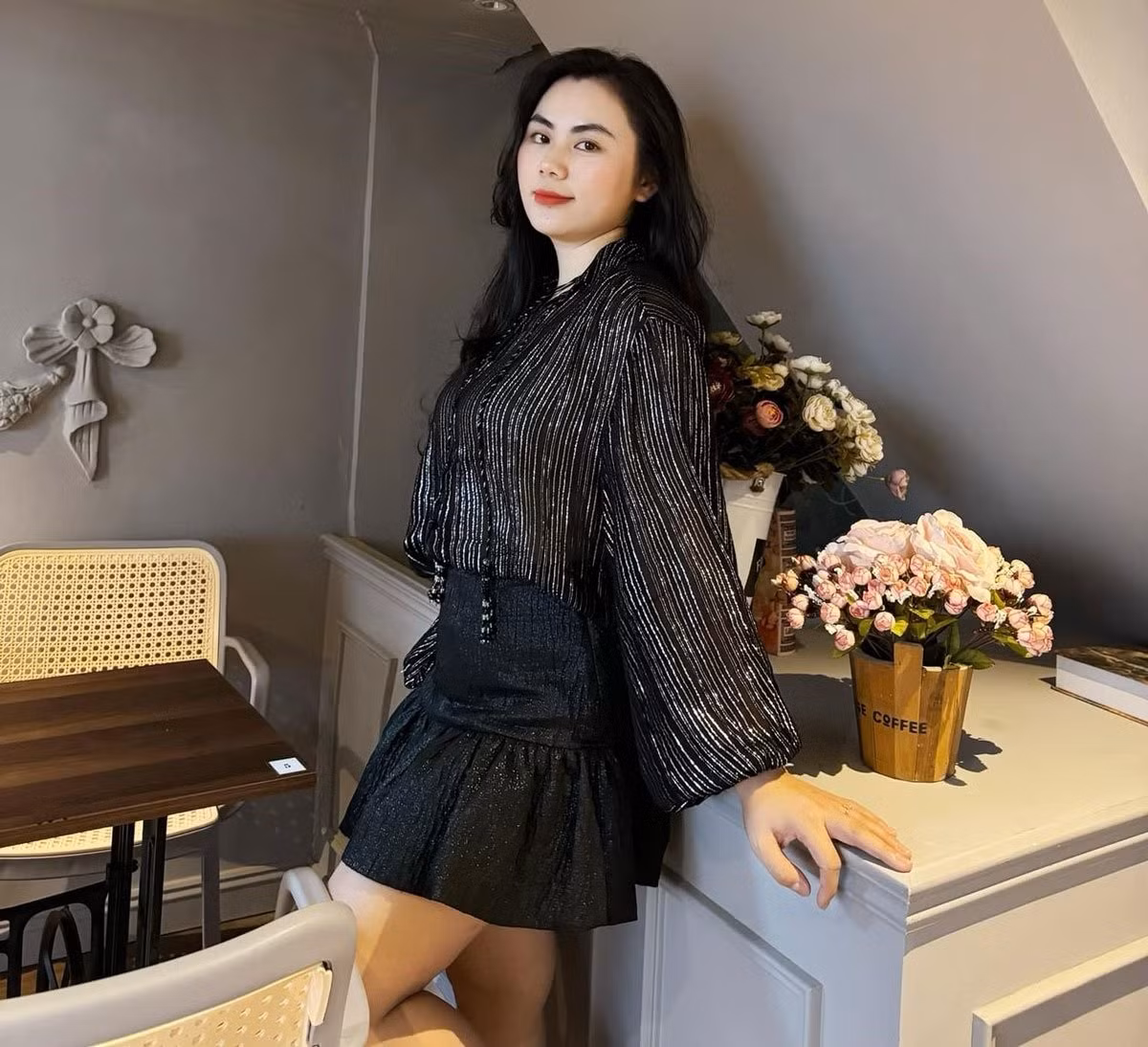 Ái Vi sở hữu gương mặt xinh xắn, ưa nhìn.