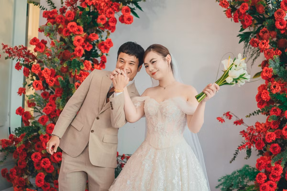Tiền vệ Trần Phi Sơn – cầu thủ từng được người hâm mộ ưu ái mệnh danh là "Ronaldo Việt Nam" vừa chính thức lên xe hoa cùng bạn gái lâu năm Ái Vi tại quê nhà Hương Sơn (Hà Tĩnh) sau hơn 10 năm bên nhau và đã có một cậu con trai kháu khỉnh.