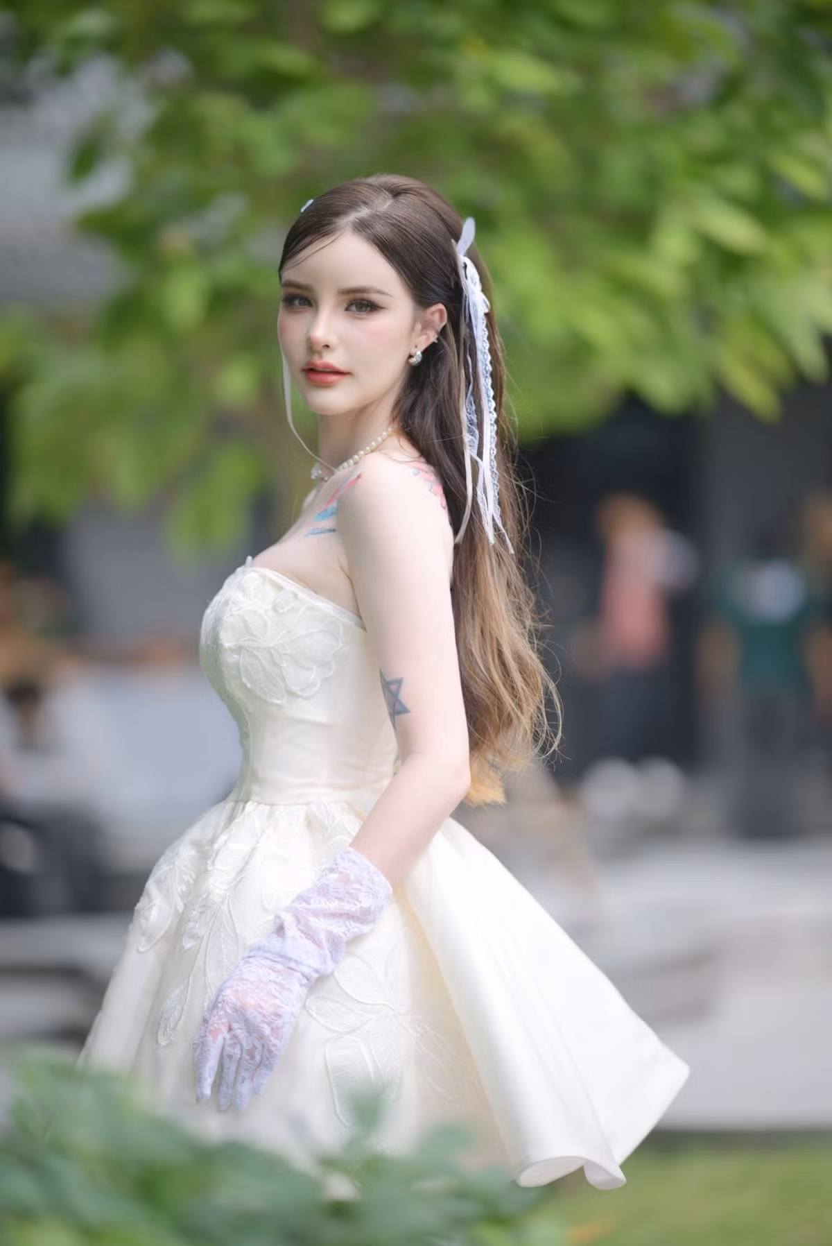 Jessie Vard là một người mẫu lai Thái-Ireland nổi tiếng, được biết đến với nhan sắc lai Tây nổi bật và hình thể nóng bỏng.