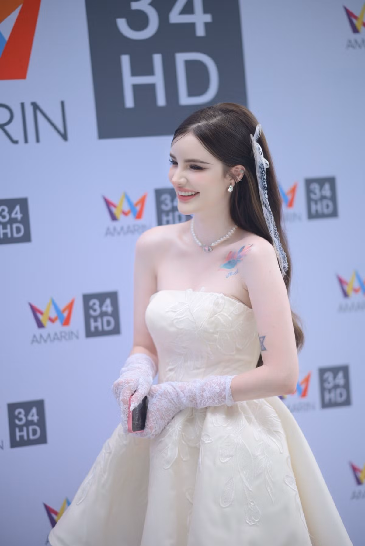 Phải thừa nhận rằng, Jessie Vard giữ vững phong độ xinh đẹp.