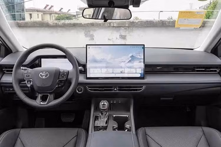Bên cạnh yếu tố công nghệ, Toyota cũng chú trọng hơn đến cảm giác cao cấp của cabin. Camry 2027 được bổ sung nhiều bề mặt vật liệu mềm, hệ thống đèn viền nội thất, các chi tiết trang trí hiệu ứng pha lê quanh khu vực cần số và trần bọc vật liệu giả da lộn.