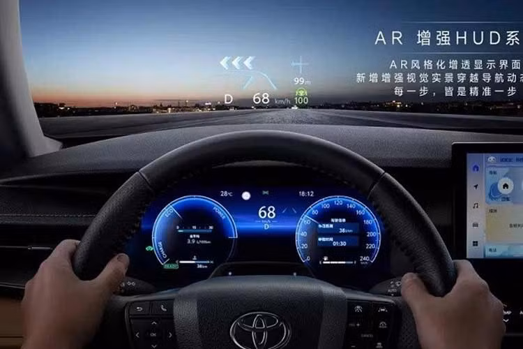 Hàng ghế sau còn sở hữu chức năng sưởi, làm mát, tựa lưng chỉnh điện và cổng sạc dành cho máy tính bảng. Những trang bị này cho thấy Camry tại Trung Quốc đang được đẩy mạnh theo hướng phục vụ cả người lái lẫn nhóm khách hàng thường xuyên sử dụng hàng ghế sau.