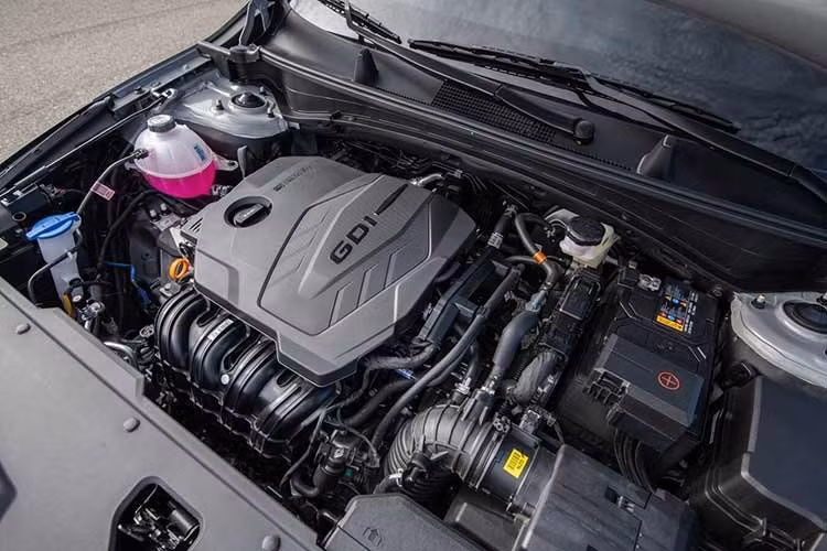 Về phần trang bị an toàn, biến thể sử dụng hệ dẫn động hybrid cắm sạc có tiêu chuẩn hệ thống cảnh báo tập trung dành cho người lái, đèn pha tự động, kiểm soát hành trình thích ứng, hỗ trợ giữ làn đường, tránh va chạm trước chủ động, cảnh báo hàng ghế sau, giám sát hàng ghế sau và cảnh báo khoảng cách đỗ xe.