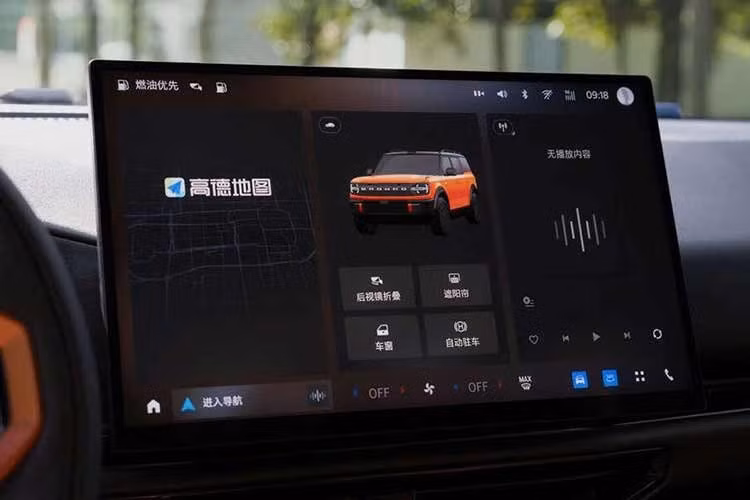 Đáng chú ý, mẫu SUV này có hai lựa chọn hệ truyền động điện hóa. Phiên bản thuần điện sử dụng hai mô-tơ và dẫn động bốn bánh, sản sinh 451 PS và mô-men xoắn 575 Nm. Xe có khả năng tăng tốc 0-100 km/h trong 5,3 giây.