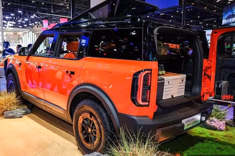 Khác với Ford Bronco thế hệ thứ sáu tại Bắc Mỹ sử dụng khung gầm rời, Bronco New Energy được xây dựng trên kết cấu khung liền khối (unibody). Tại Trung Quốc, xe còn được biết đến với tên Bronco Basecamp.