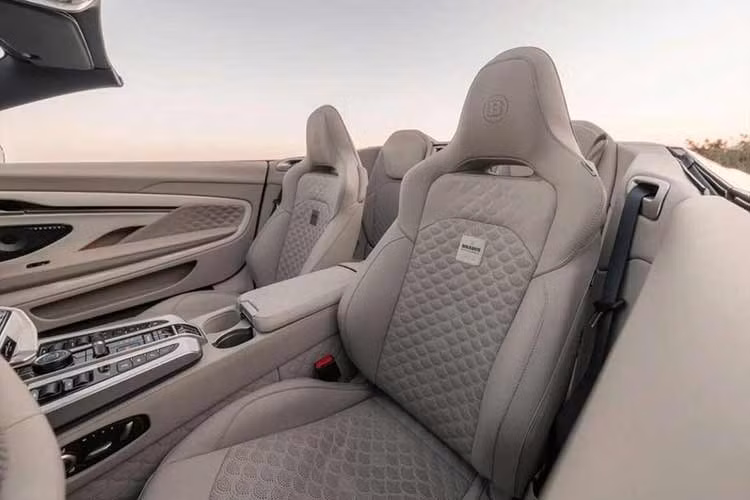Bodo Cabriolet có hai cấu hình. Phiên bản đầu tiên được sơn màu đen với mui mềm đồng bộ. Trong khi đó, phiên bản thứ hai sở hữu màu be Silk Stone bắt mắt cùng mui hai tông màu đen và xám.