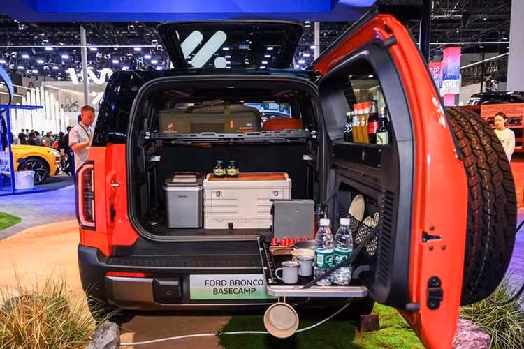 Kết hợp với bình xăng 63 lít, tổng phạm vi hoạt động của mẫu xe SUV Ford Bronco 2027 bản REEV tại thị trường Trung Quốc được công bố ở mức 1.220 km theo CLTC, tương đương khoảng 1.000 km WLTP.