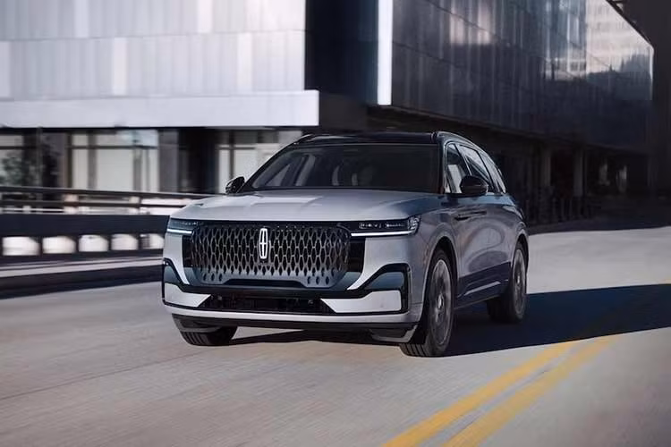 Khách hàng cũng có thể lựa chọn phiên bản hybrid với công suất 285 mã lực (213kW / 289PS). Mẫu Lincoln Nautilus 2027 hiện đã có thể đặt hàng và dự kiến ​​sẽ có mặt tại các showroom vào đầu năm sau.