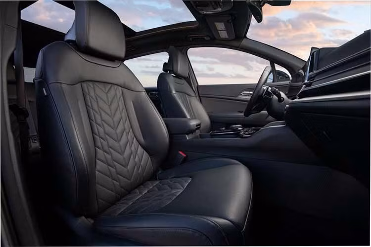 Dù vậy, Sportage Hybrid vẫn duy trì mức giá cạnh tranh trong phân khúc SUV điện hóa tại Mỹ. Toyota RAV4 có giá khởi điểm 33.495 USD và bản PHEV từ 43.095 USD, trong khi Honda CR-V Sport Hybrid bắt đầu ở mức 37.080 USD. Subaru Forester Premium Hybrid có giá từ 34.730 USD và được trang bị AWD tiêu chuẩn.
