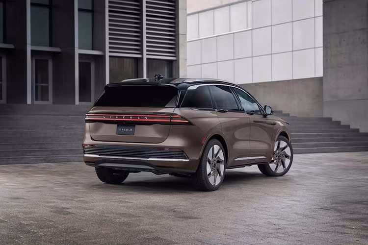 Các nhà thiết kế đã trang bị cho incoln Nautilus 2027 nắp ca-pô mới và đèn pha mỏng hơn. Ngoài ra, xe còn được nâng cấp mâm xe với kích thước từ 19 đến 22 inch. Ở phía sau, cản sau mới loại bỏ các đầu ống xả giả thường thấy trên mẫu crossover hiện tại. Thay vào đó là các đường kẻ màu đen gợi nhớ đến cửa hút gió phía trước.
