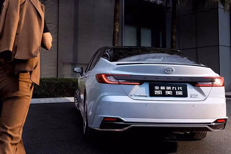 Thay đổi dễ nhận thấy nhất trên Toyota Camry 2027 nâng cấp là màn hình cảm ứng trung tâm 15,6 inch, kích thước tương đương nhiều mẫu laptop hiện nay. Trang bị này xuất hiện tiêu chuẩn trên tất cả phiên bản và sử dụng bộ xử lý Qualcomm 8155, qua đó nâng cấp đáng kể trải nghiệm thông tin giải trí.