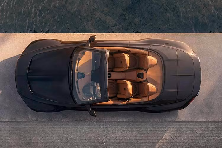 Dù ở cấu hình nào, xe cũng giữ lại nhiều chi tiết đặc trưng của Aston Martin Vanquish bên trong nội thất. Xe sơn màu đen sở hữu nội thất bọc da màu nâu Saddle Brown sang trọng. Trong khi đó, phiên bản còn lại sở hữu khoang nội thất màu be Silk Stone đồng bộ với ngoại thất.