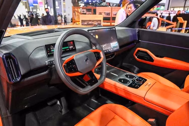 Khoang cabin của Ford Bronco New Energy 2027 mới được thiết kế theo hướng số hóa. Xe sở hữu nền tảng chip Qualcomm Snapdragon 8255, kết hợp màn hình trung tâm 15,6 inch độ phân giải 2,5K. Hệ thống hiển thị kính lái AR-HUD có kích thước hiển thị tương đương 70 inch.