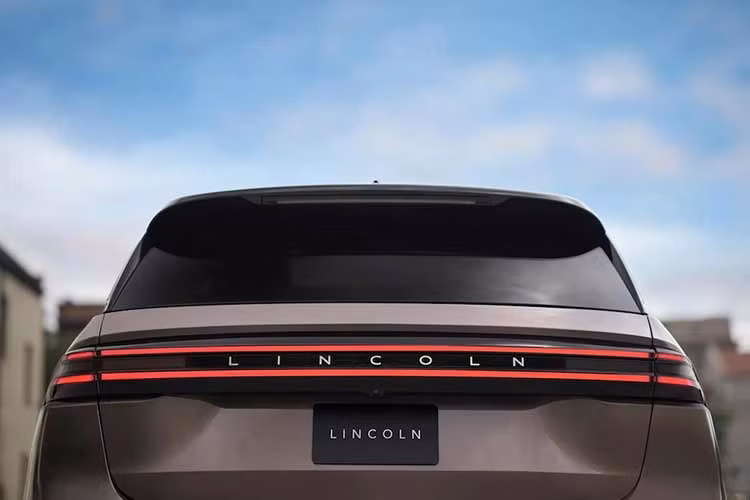 Sức mạnh của Lincoln Nautilus 2027 đến từ động cơ bốn xi-lanh 2.0 lít tăng áp, sản sinh công suất 250 mã lực (186kW / 253PS) và mô-men xoắn 379Nm.