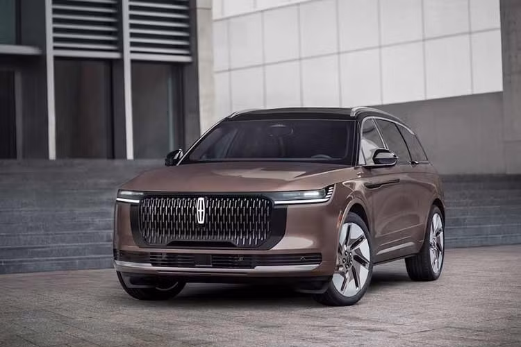 Lincoln vừa giới thiệu phiên bản nâng cấp của mẫu SUV hạng D cao cấp Nautilus, trước khi mở bán chính thức vào năm tới. Mẫu crossover này sở hữu phần đầu xe được thiết kế mới cùng nội thất được cập nhật.