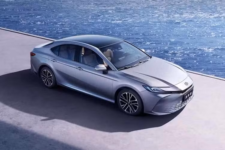 Toyota Camry 2027 tại Trung Quốc không thay đổi nhiều về diện mạo nhưng có bước nâng cấp rõ rệt về trải nghiệm nội thất. Đây có thể là cách Toyota gia tăng sức cạnh tranh cho mẫu sedan truyền thống trong một thị trường mà người tiêu dùng ngày càng quan tâm đến công nghệ và tiện nghi trên xe.