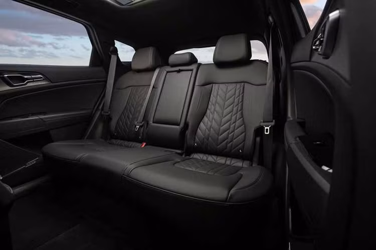 Về trang bị, Kia Sportage Hybrid và PHEV 2027 không thay đổi nhiều so với đời trước. Nâng cấp đáng chú ý tập trung vào Sportage Hybrid X-Line với gói Tech, bổ sung camera 360 độ, giám sát điểm mù...