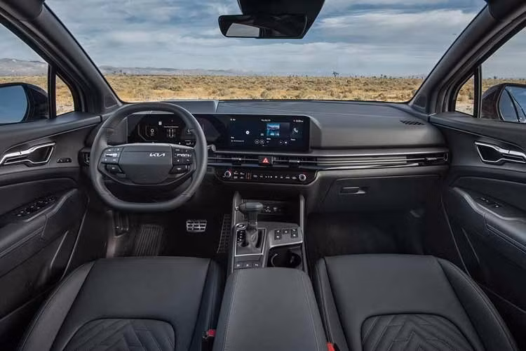 Dòng Kia Sportage PHEV 2027 mới cũng sẽ tăng giá bán. Phiên bản X-Line AWD có giá từ 42.085 USD, tăng 1.595 USD; X-Line Prestige AWD tăng 1.695 USD lên 48.885 USD.