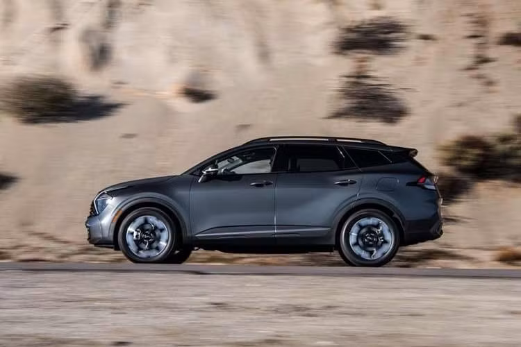 Thay đổi đáng chú ý nhất là Kia Sportage Hybrid S và EX 2027 lần đầu được bổ sung tùy chọn dẫn động cầu trước (FWD). Hai phiên bản này có giá lần lượt 32.785 USD và 33.785 USD, tạo thêm lựa chọn nằm giữa bản LX FWD tiêu chuẩn và các cấu hình AWD.
