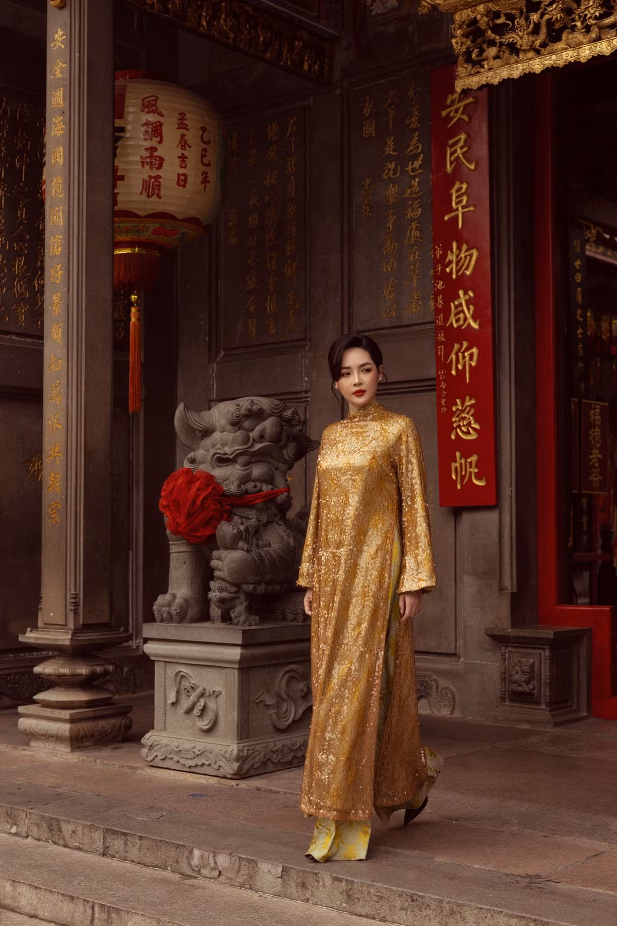Trong một số khung hình đời thường hơn, Vũ Thanh Quỳnh ngồi thưởng thức dimsum tại quán ăn vỉa hè, tay cầm xửng bánh bao nóng hổi. Hình ảnh người đẹp diện áo dài lấp lánh giữa khu phố sầm uất mang đến cảm giác gần gũi nhưng vẫn nổi bật. Đây cũng là cách cô truyền tải thông điệp rằng trang phục truyền thống hoàn toàn có thể xuất hiện trong đời sống thường nhật theo cách mới mẻ, trẻ trung.